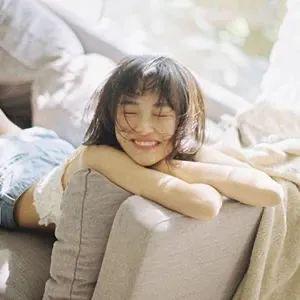 盛宝优配 花海中的梦幻时刻，学拍月见草少女