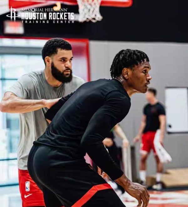 掌上世界 蓄势待发！火箭最新训练照曝光：范乔丹领衔防守 谢泼德亮眼亮相