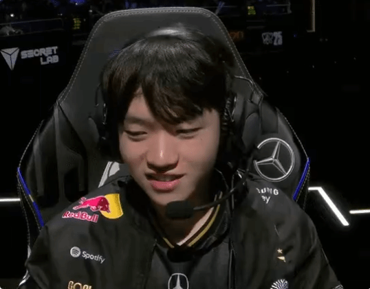 大盈家 T1战队在对战TES战队中露出笑容：给打笑了